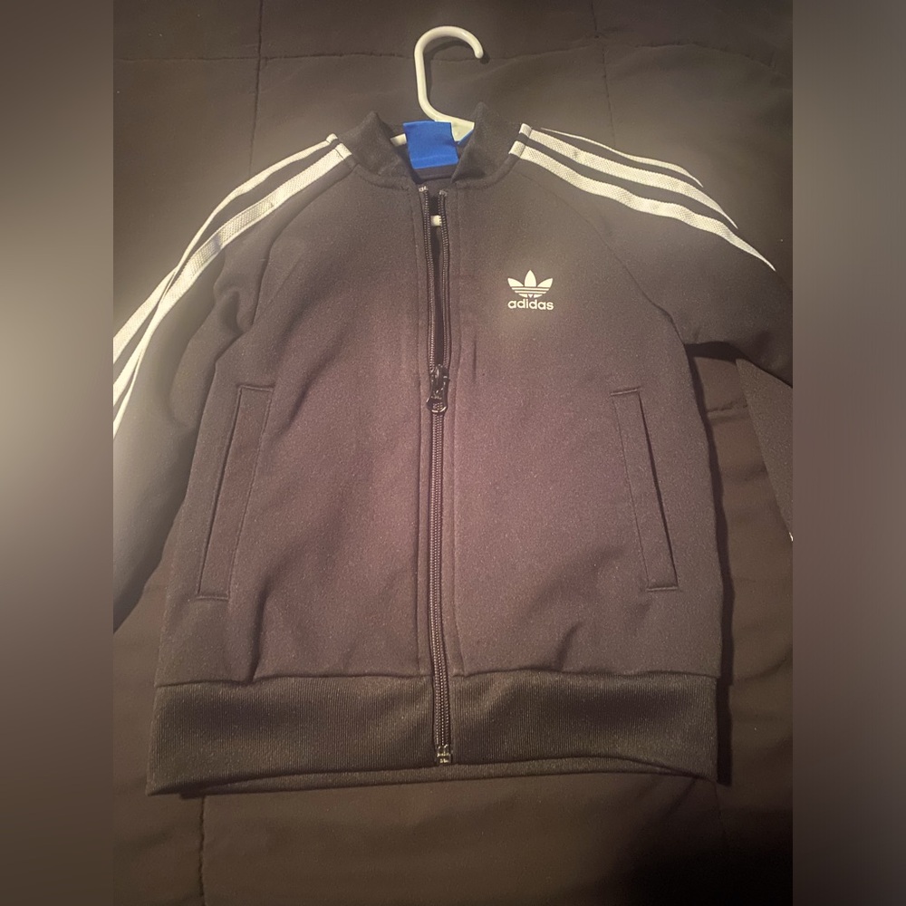 Black and white Adidas’s sweat jacket
4T unisex